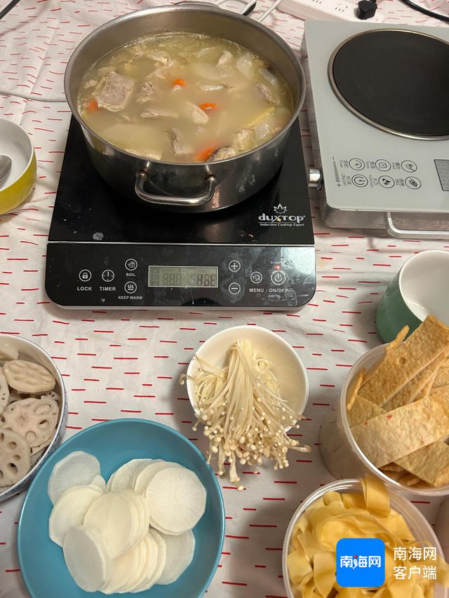 愁与宿舍里的年俗 海南姑娘在德国过中国年麻将胡了海外过年很“家乡” 舌尖上的乡(图2)